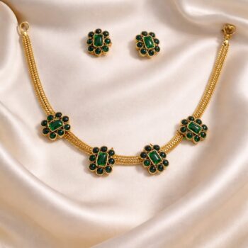 Trendy Short Necklace – Chic & Stylish Look