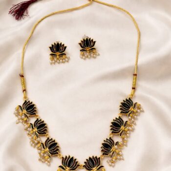 🌸 Elegant Black Lotus Pearl Necklace