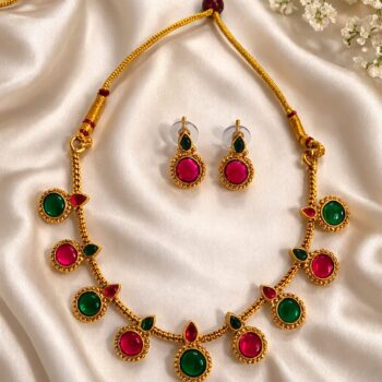 Trendy Short Necklace – Chic & Stylish Look